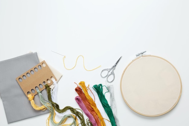 Zestaw do haftu z niciami i tamborkiem